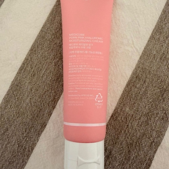 Medicube PDRN Pink
Hyaluronic Moisturizing
Cream 50ml - Picture 2 of 2